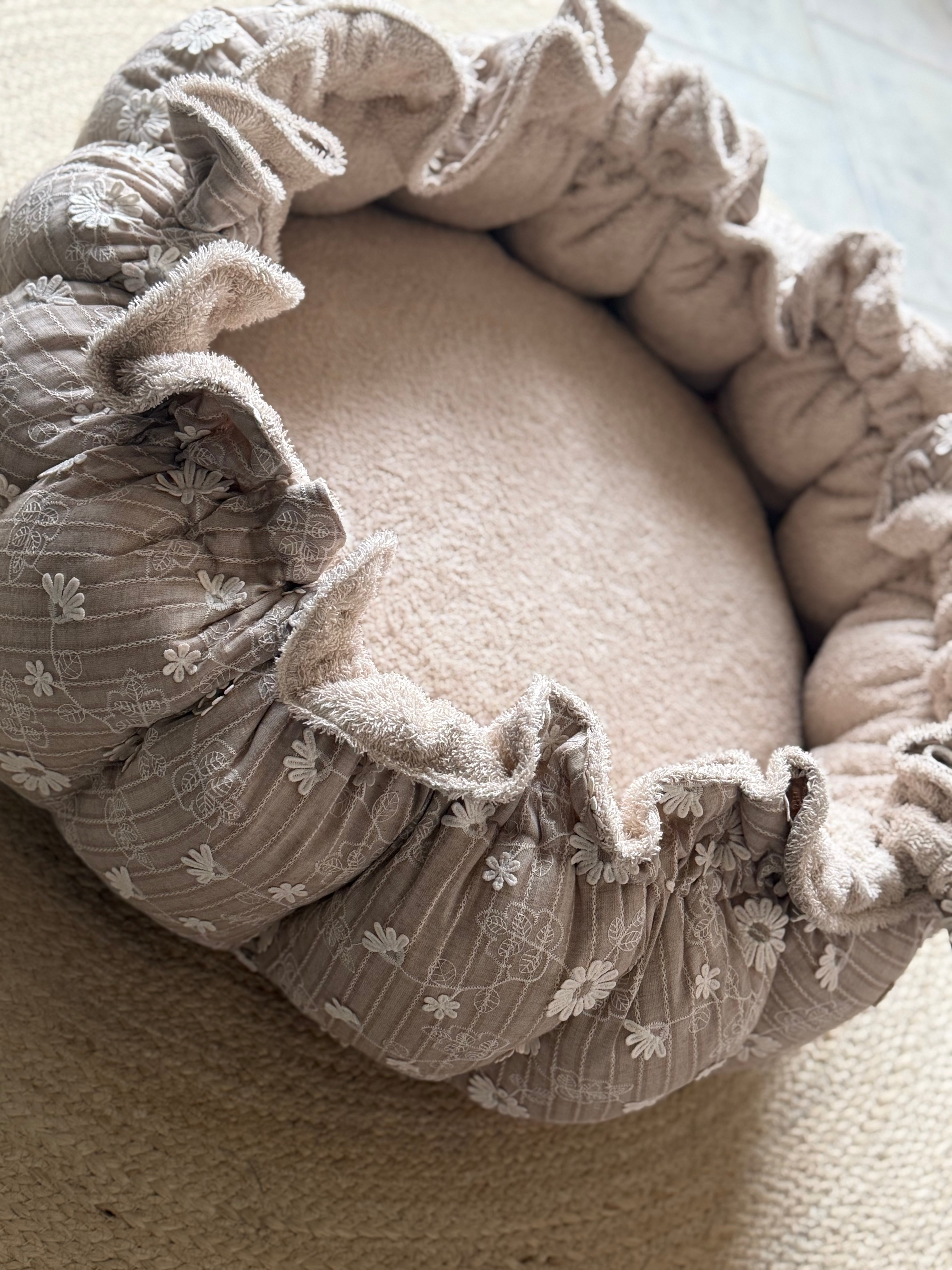 Luxe Babynest/speelkleed - Beige met 3D bloemen - For Your Little Cutie