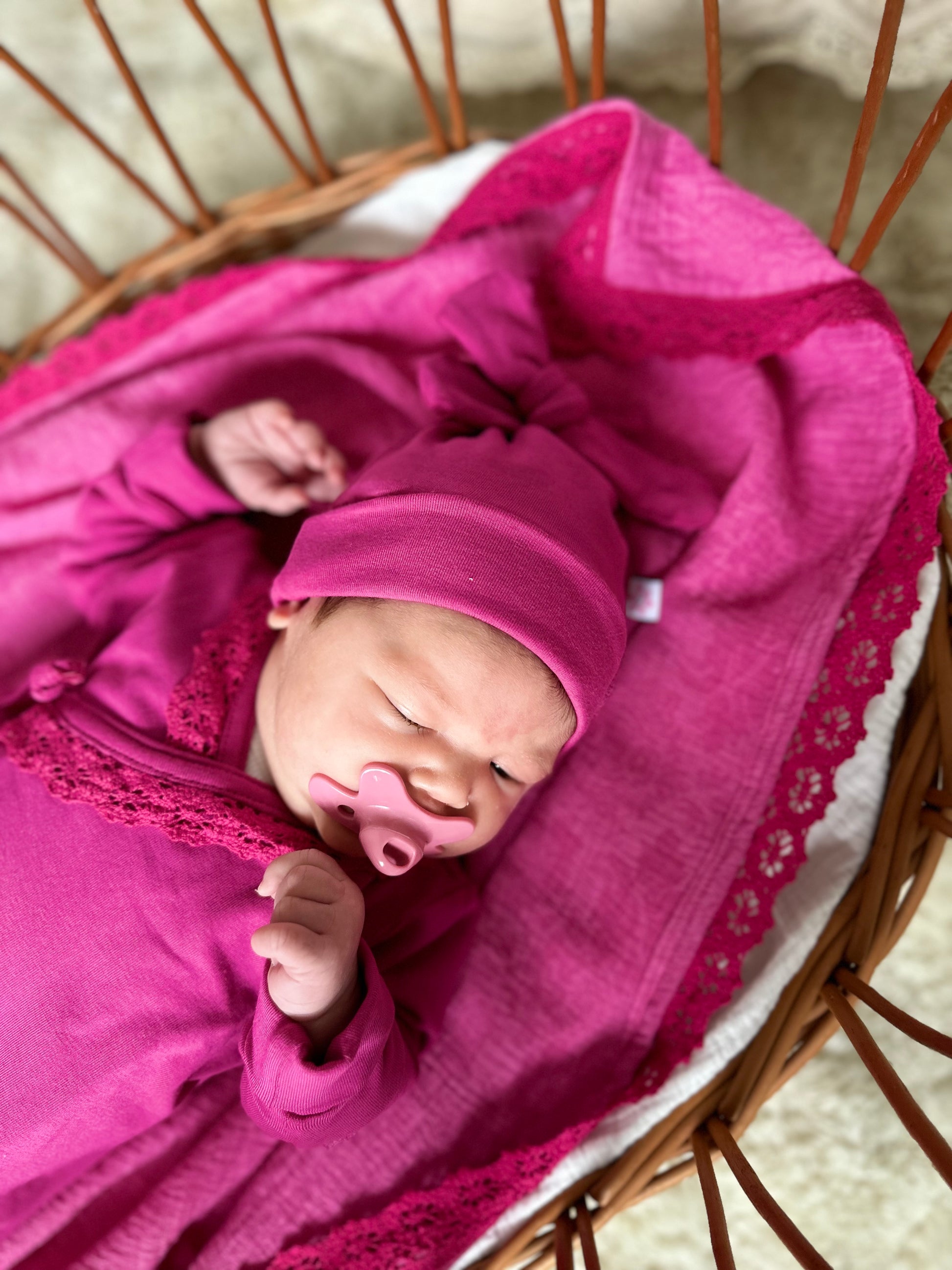 Mutsje strik - Organic Fuchsia - For Your Little Cutie