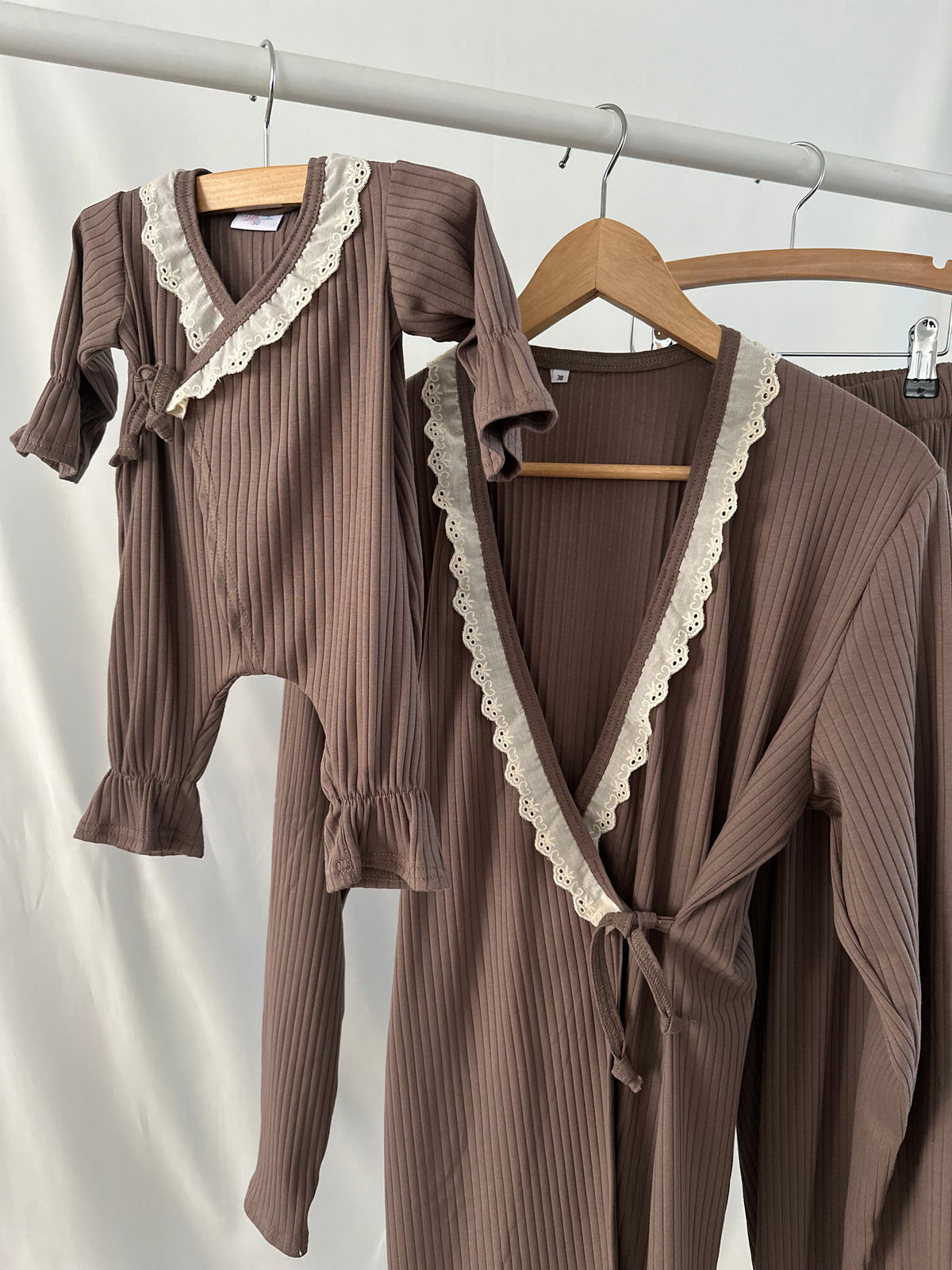 Mama Huispak - Rib Cedar Broderie