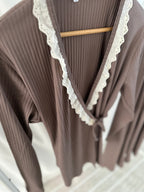 Mama Huispak - Rib Cedar Broderie