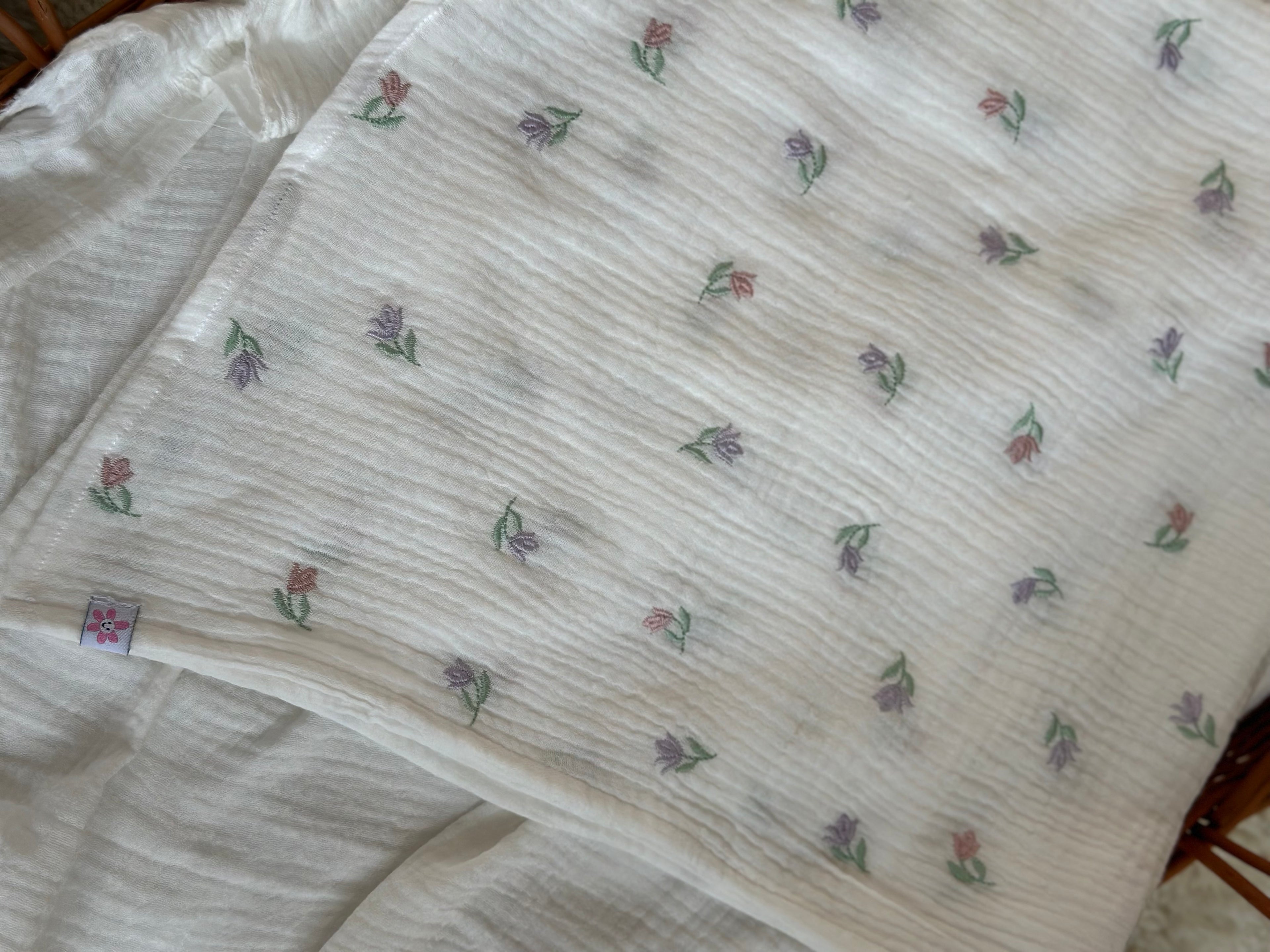 Mousseline - geborduurde bloem - For Your Little Cutie
