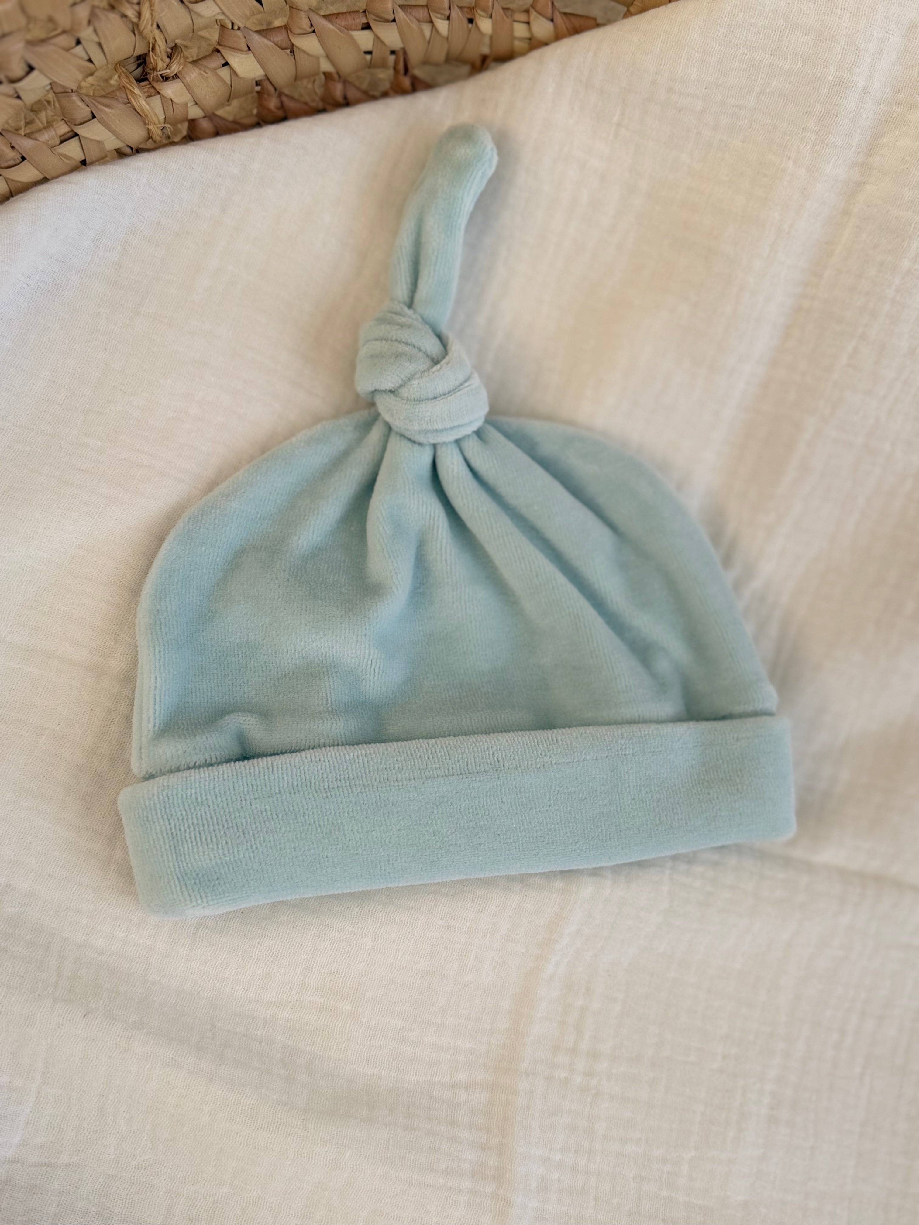Mutsje - velours baby blauw - For Your Little Cutie