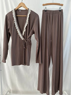 Mama Huispak - Rib Cedar Broderie