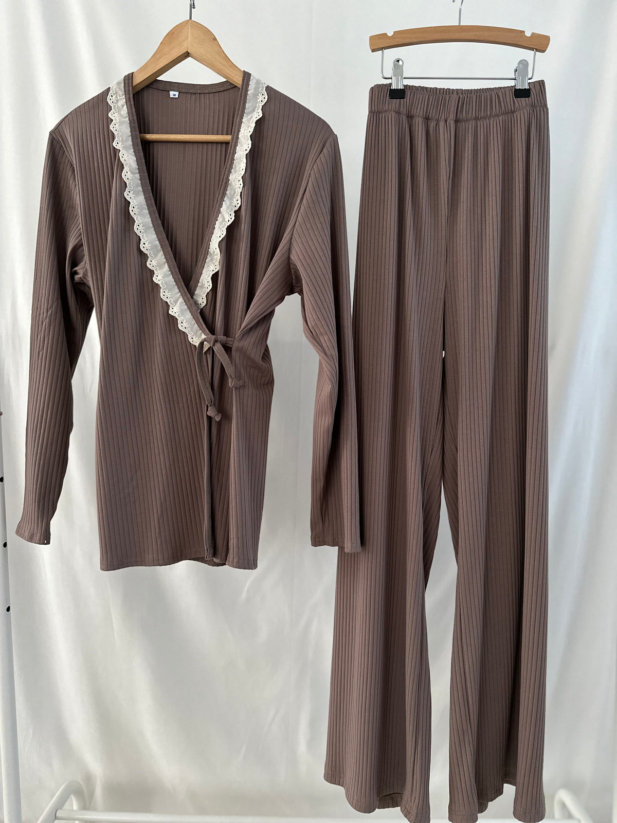 Mama Huispak - Rib Cedar Broderie