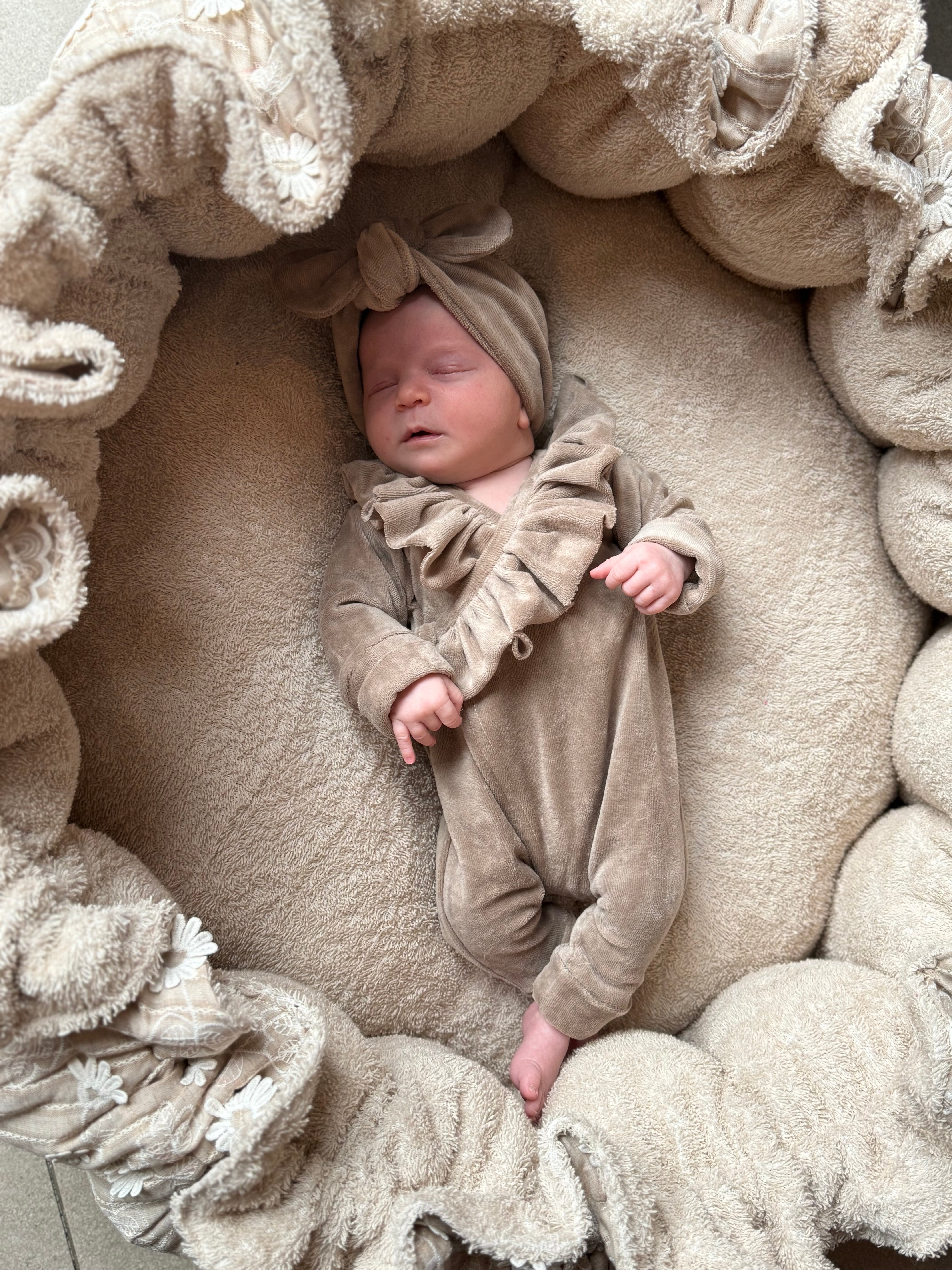 Luxe Babynest/speelkleed - Beige met 3D bloemen - For Your Little Cutie