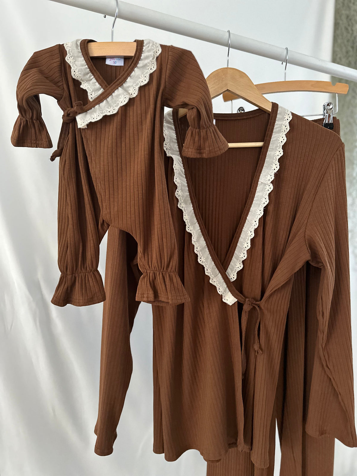 Mama Huispak - Rib Walnut Broderie