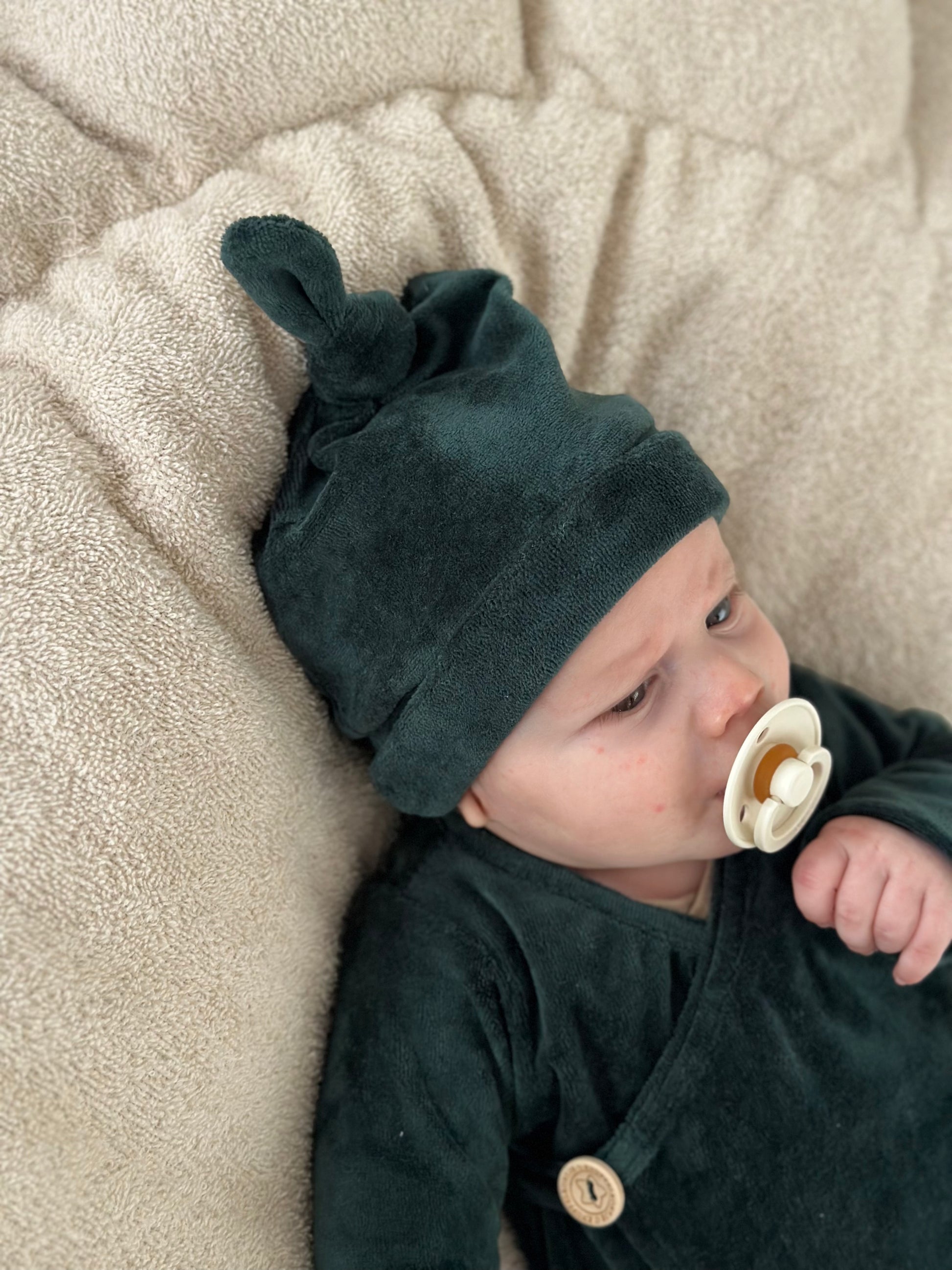mutsje unisex - velours smaragdgroen - For Your Little Cutie