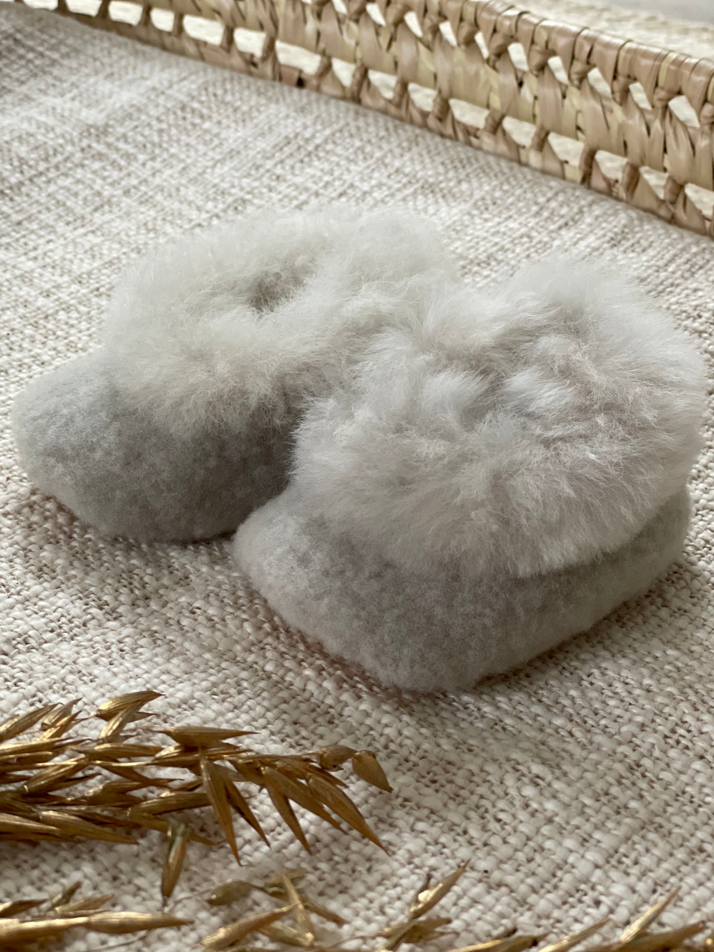 Babyslofjes alpaca bont - oester - For Your Little Cutie